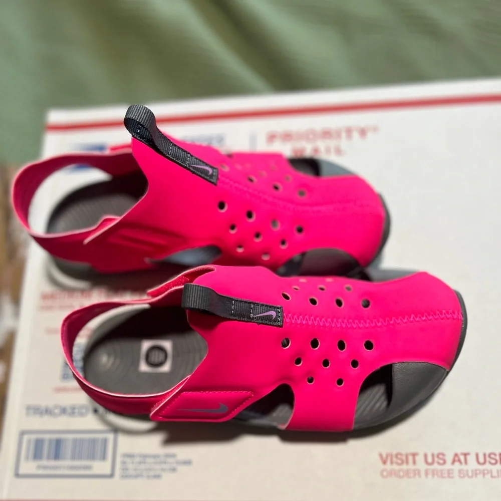NWT Nike Sunray Protect 2 sandals in Hyper Pink/Fuchsia Glow & Smoke Grey Size 2